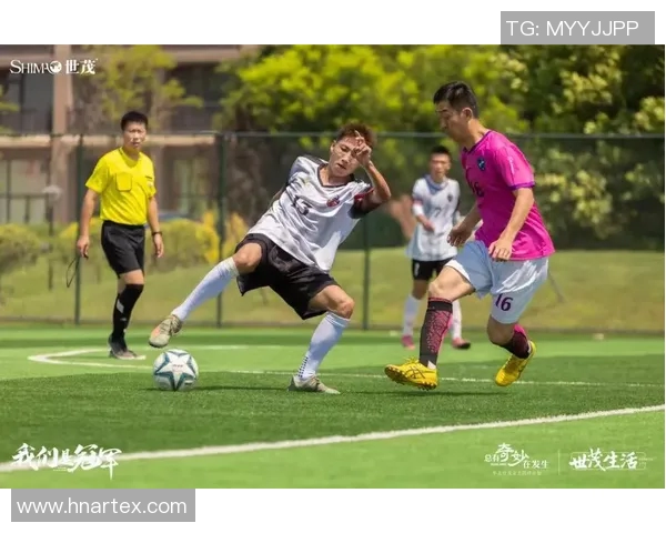 足球球星袜套设计潮流解析 揭示背后的品牌故事与时尚风潮